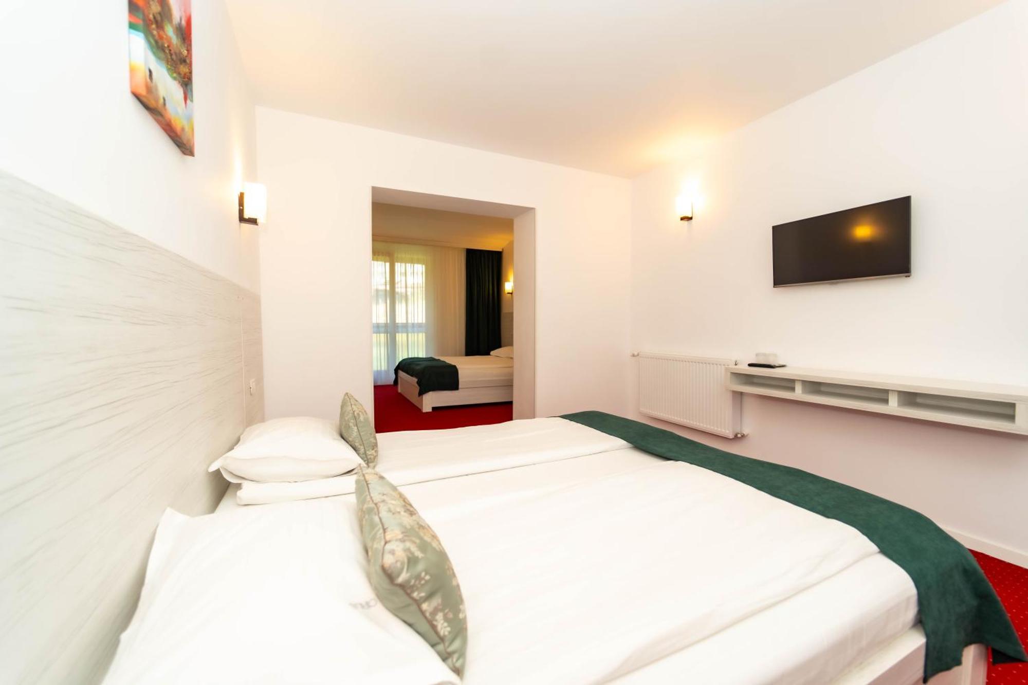 Hotel Cirus Predeal Bagian luar foto