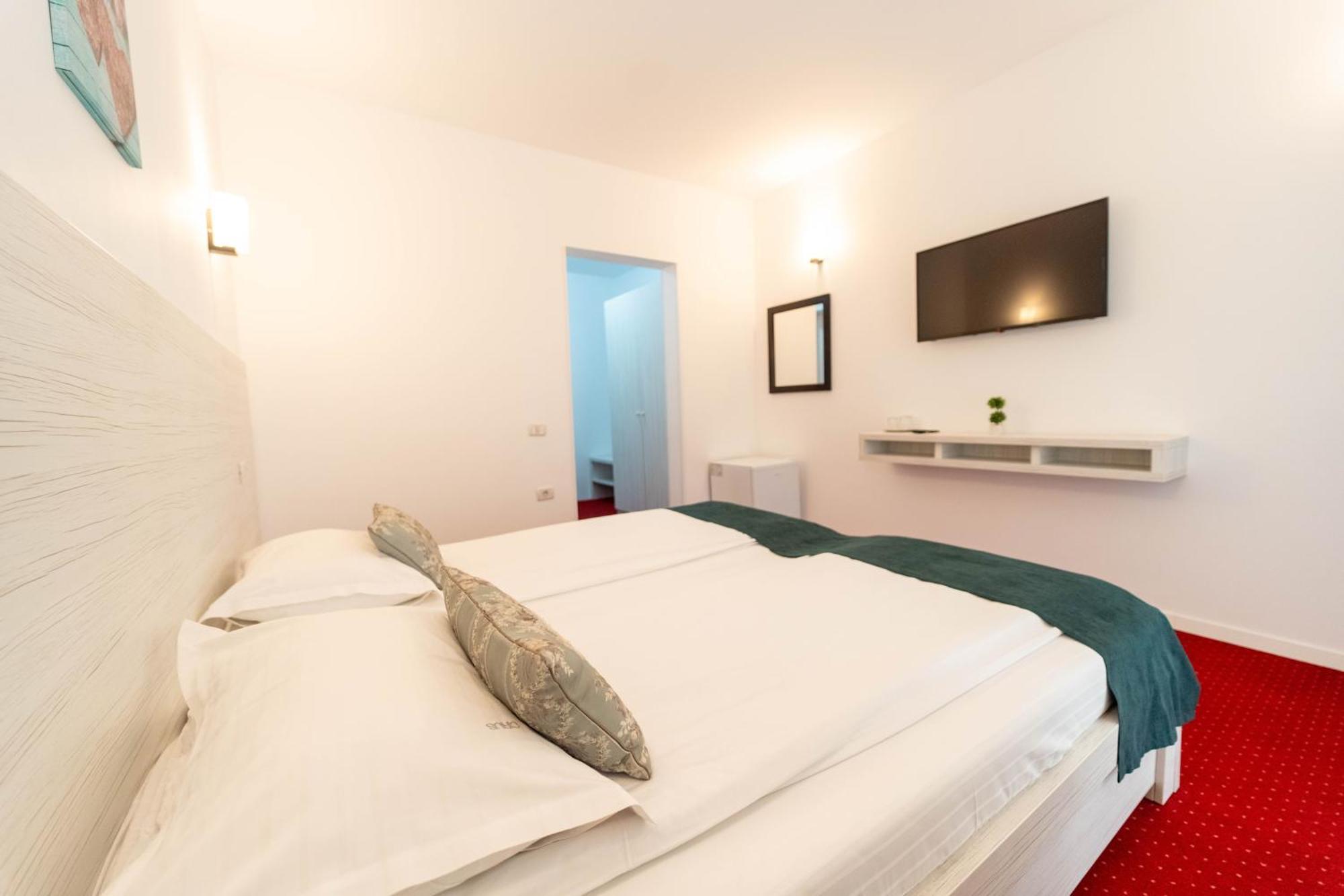 Hotel Cirus Predeal Bagian luar foto