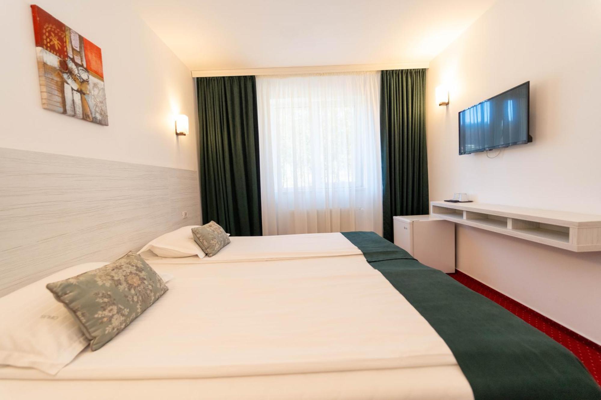 Hotel Cirus Predeal Bagian luar foto